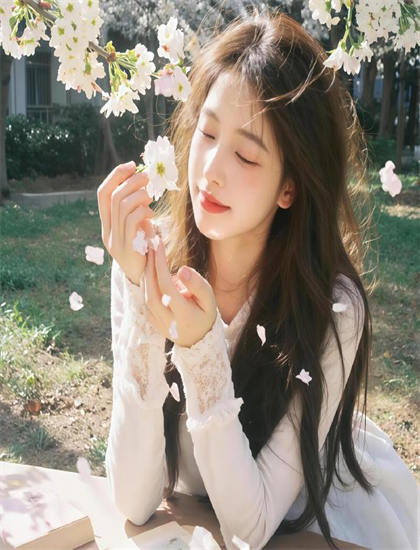 《孤女皇后》开场分析引人入胜的：第一印象与叙事建立，双语字幕